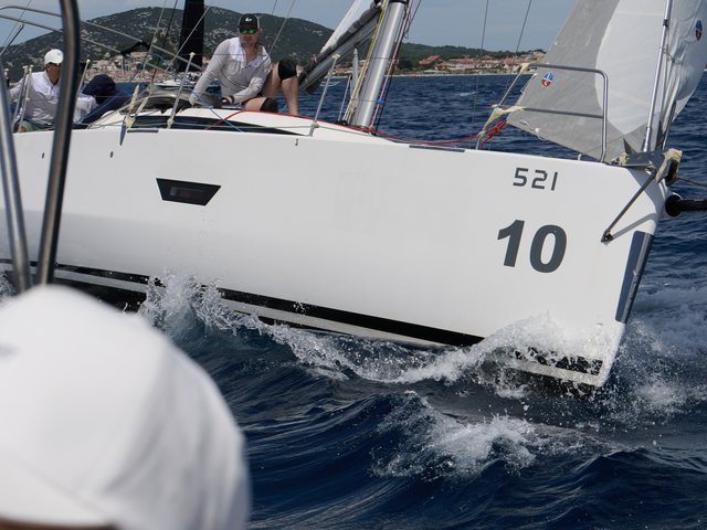 Segelyacht unter Segeln in Fahrt