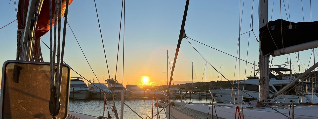 Sonnenuntergang im Hafen, von Bord aus