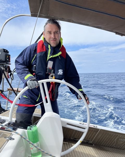 Igor Skumbriy am Steuer in Ölzeug und Rettungsweste